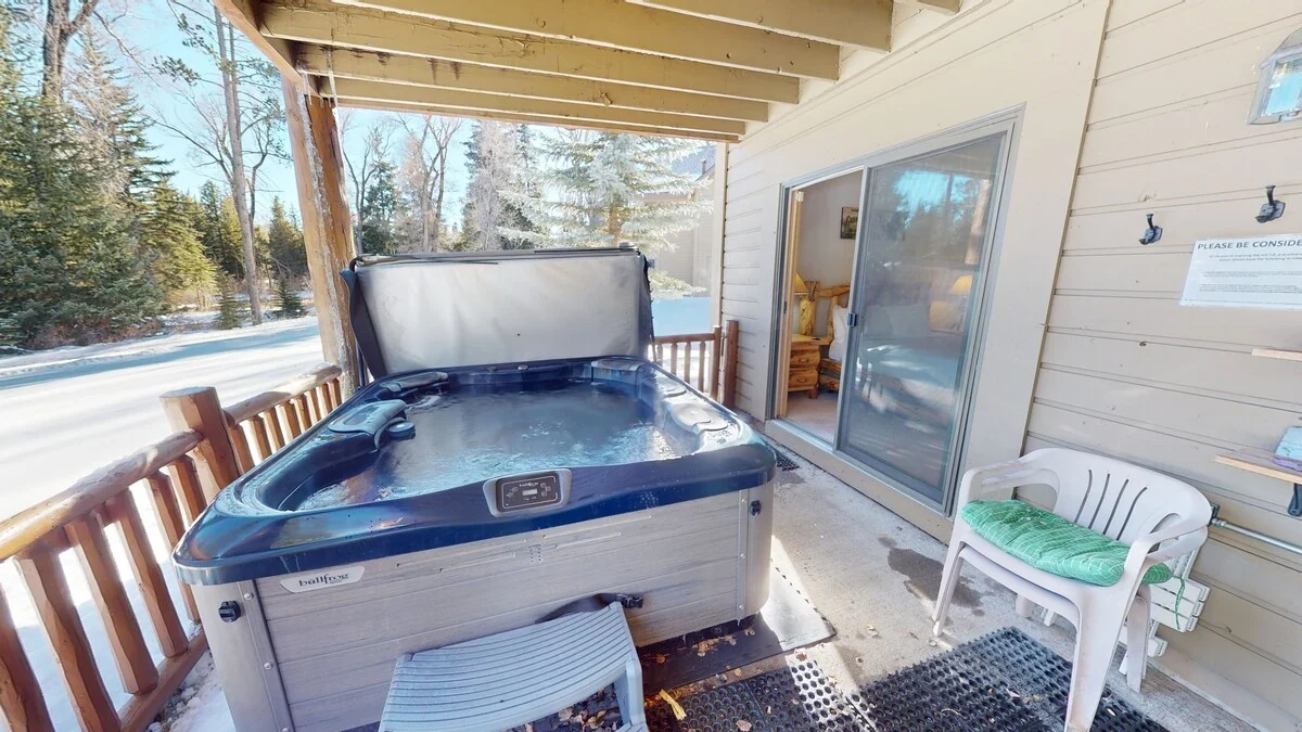Riverview, winter, riverfront luxury vacation rental in Silverthorne, Colorado