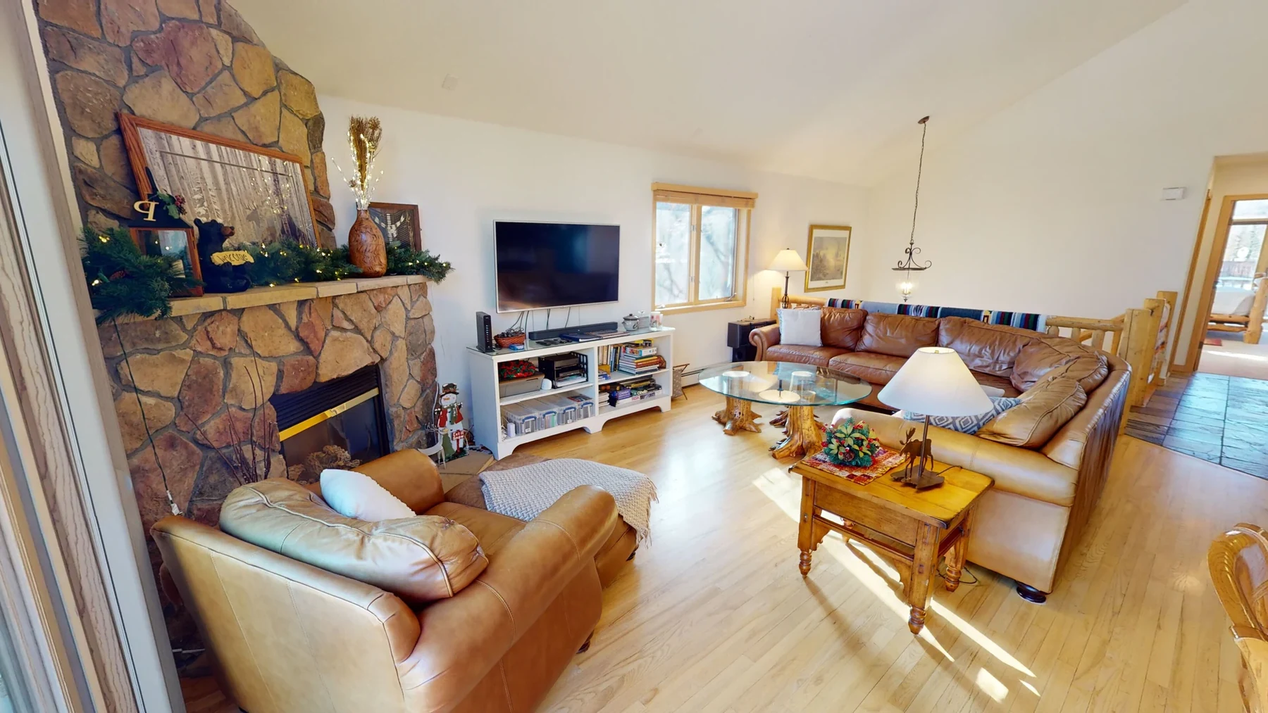 Riverview, great room, riverfront luxury vacation rental in Silverthorne, Colorado