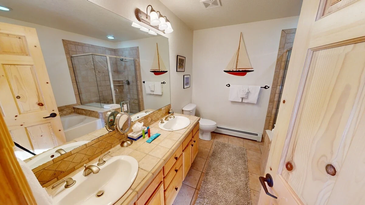 Riverview, primary bathroom, riverfront luxury vacation rental in Silverthorne, Colorado