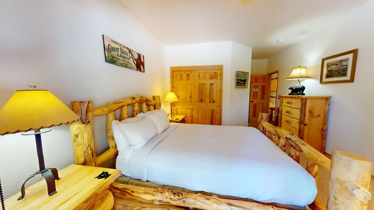 Riverview, lower-level double bedroom, riverfront luxury vacation rental in Silverthorne, Colorado