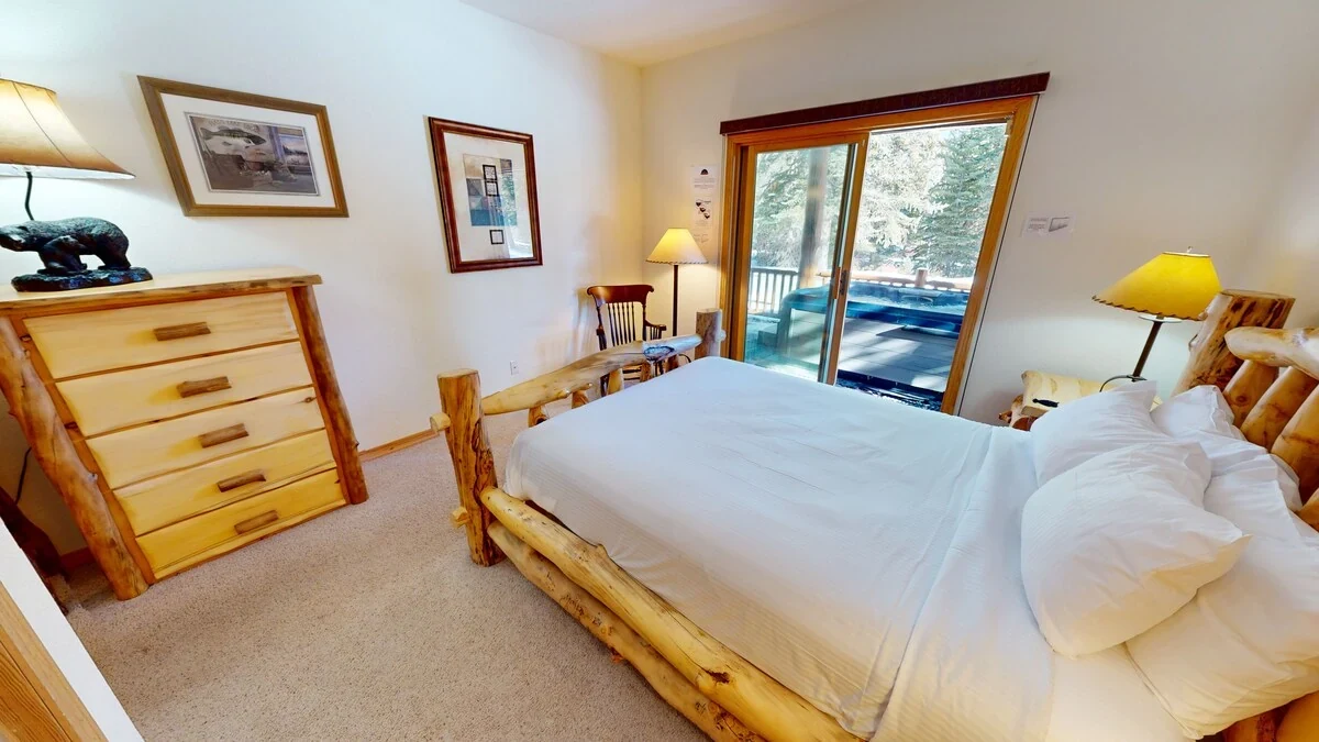 Riverview, lower-level double bedroom, riverfront luxury vacation rental in Silverthorne, Colorado