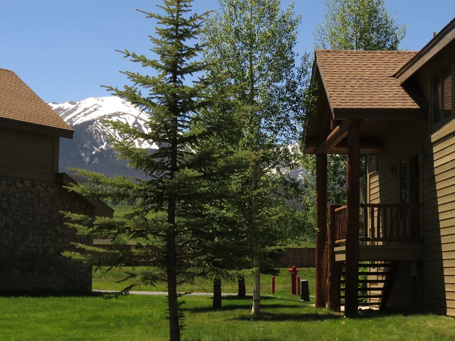 Riverview, summer, riverfront luxury vacation rental in Silverthorne, Colorado