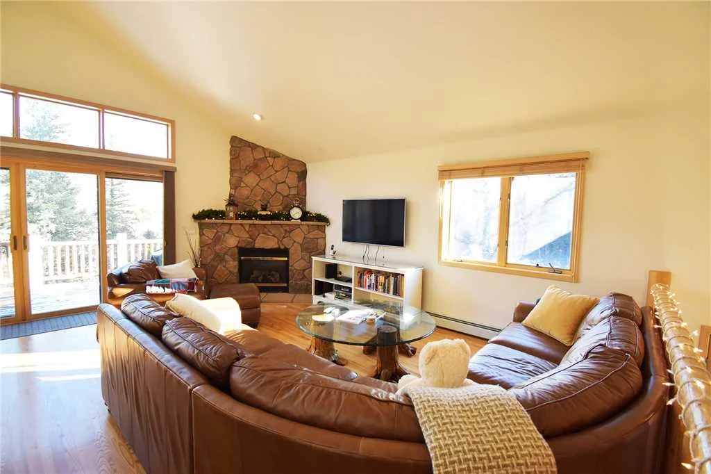 Riverview, great room, riverfront luxury vacation rental in Silverthorne, Colorado