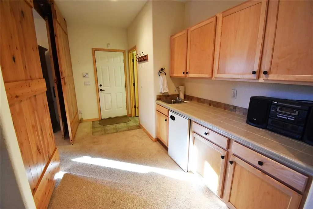 Riverview, lower-level wet bar, riverfront luxury vacation rental in Silverthorne, Colorado