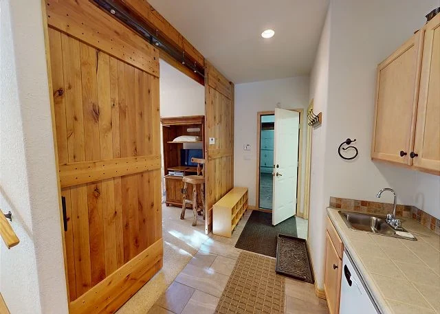 Riverview, lower-level wet bar, riverfront luxury vacation rental in Silverthorne, Colorado
